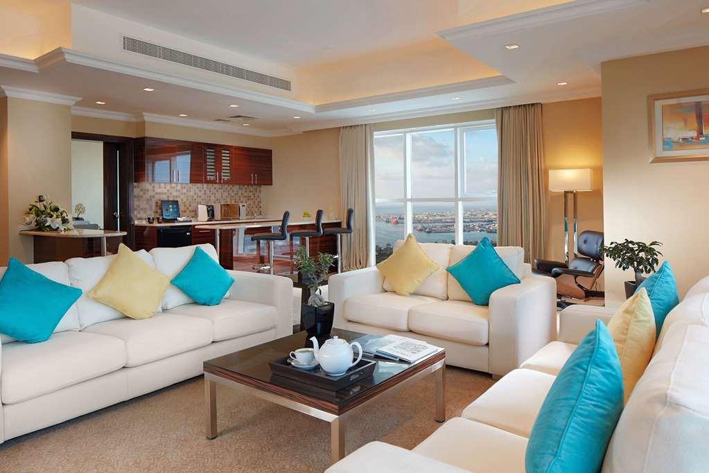 잔나 버즈 알 사라브 호텔 아부다비 객실 사진 A living room in a suite at the Jumeirah Beach Hotel