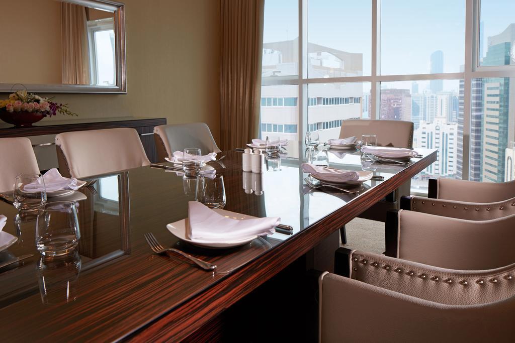 잔나 버즈 알 사라브 호텔 아부다비 외부 사진 A dining room in a suite at the Ritz-Carlton, Singapore