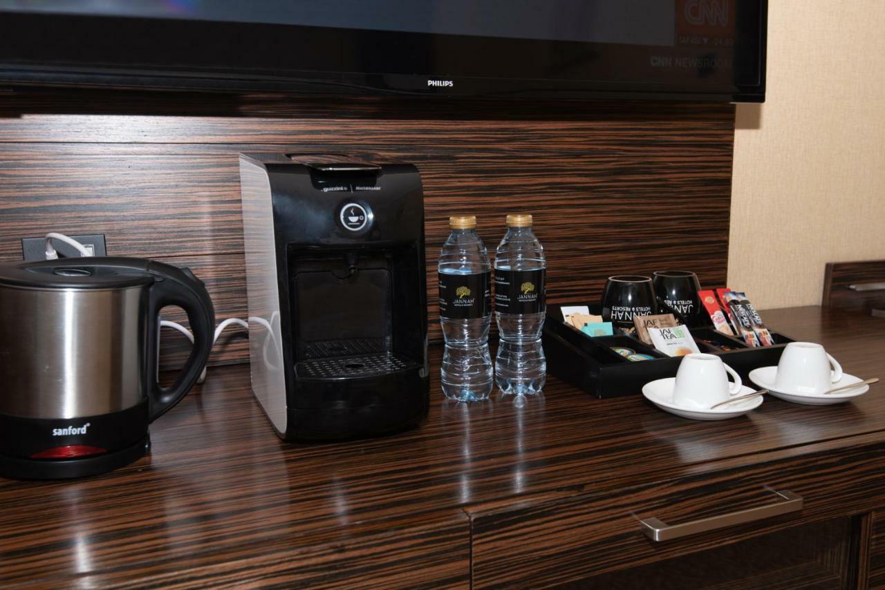 잔나 버즈 알 사라브 호텔 아부다비 외부 사진 A Nespresso machine in a hotel room